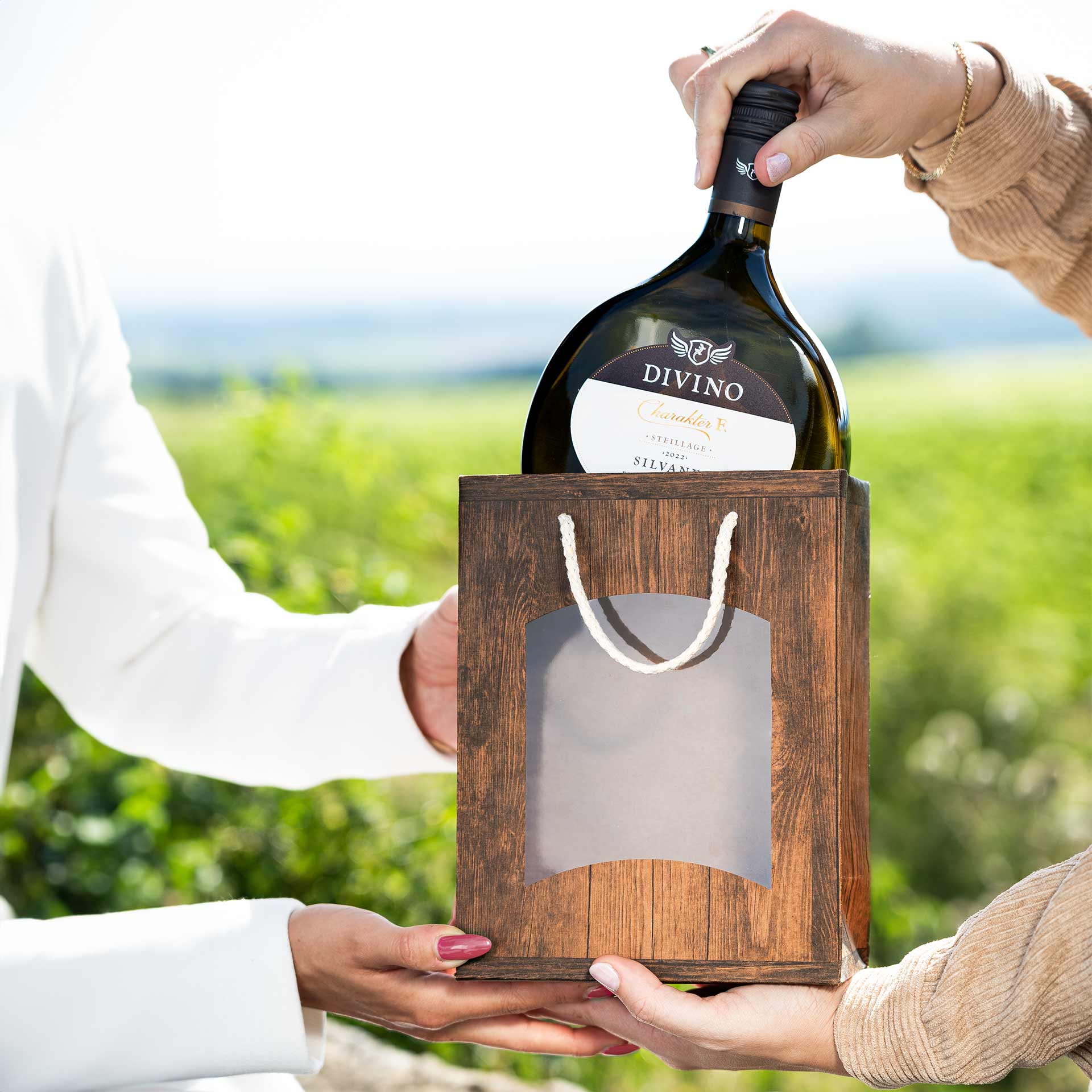 Geschenktüte Vintage mini Bocksbeutel Entnahme einer Flasche