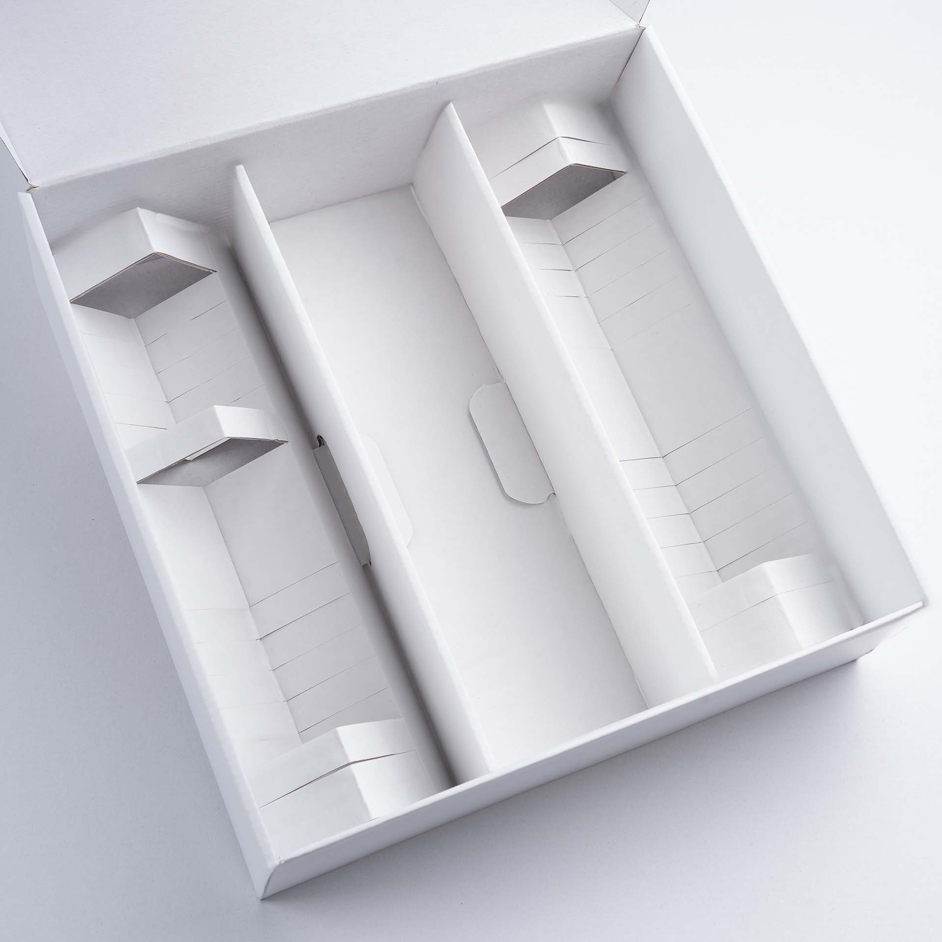 Weiße Einlage in einer weißen Geschenkbox groß