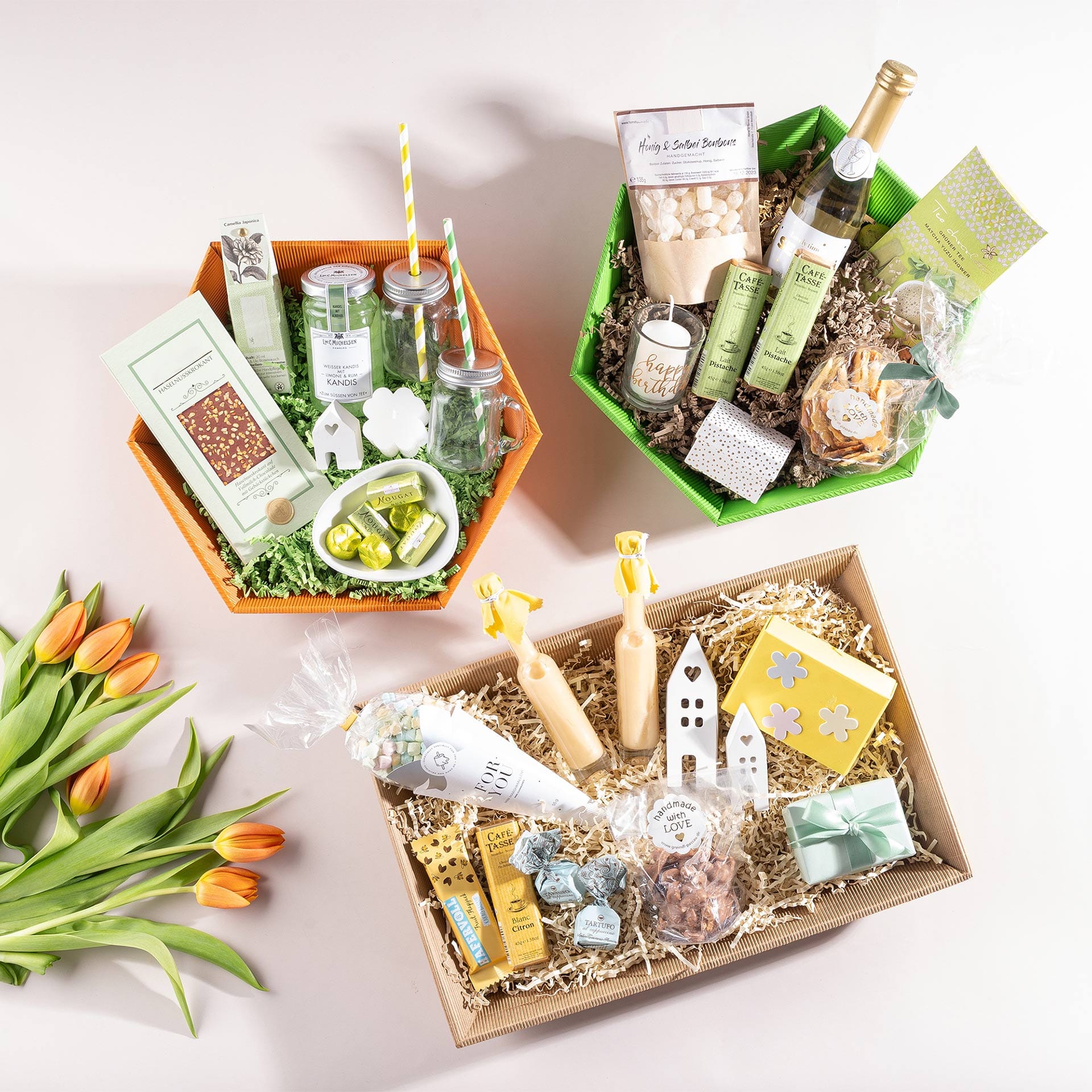 Frühlingshafte Präsentkorbe gefüllt von oben mit Tulpen an der Seite