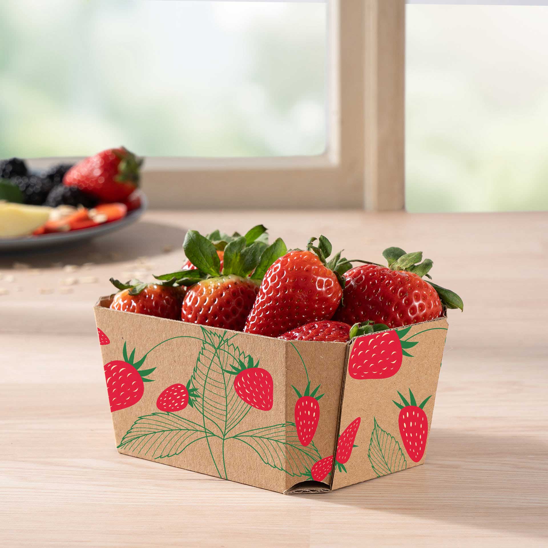 Eine Beerenschale 250g mit Erdbeeren auf einem Tisch