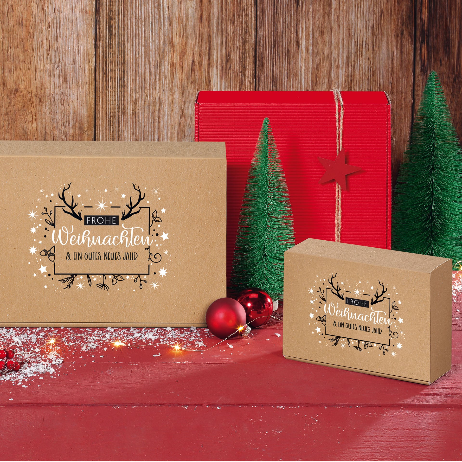 Geschenkbox Frohe Weihnachten auf geschmückten Weihnachtlichen Tisch
