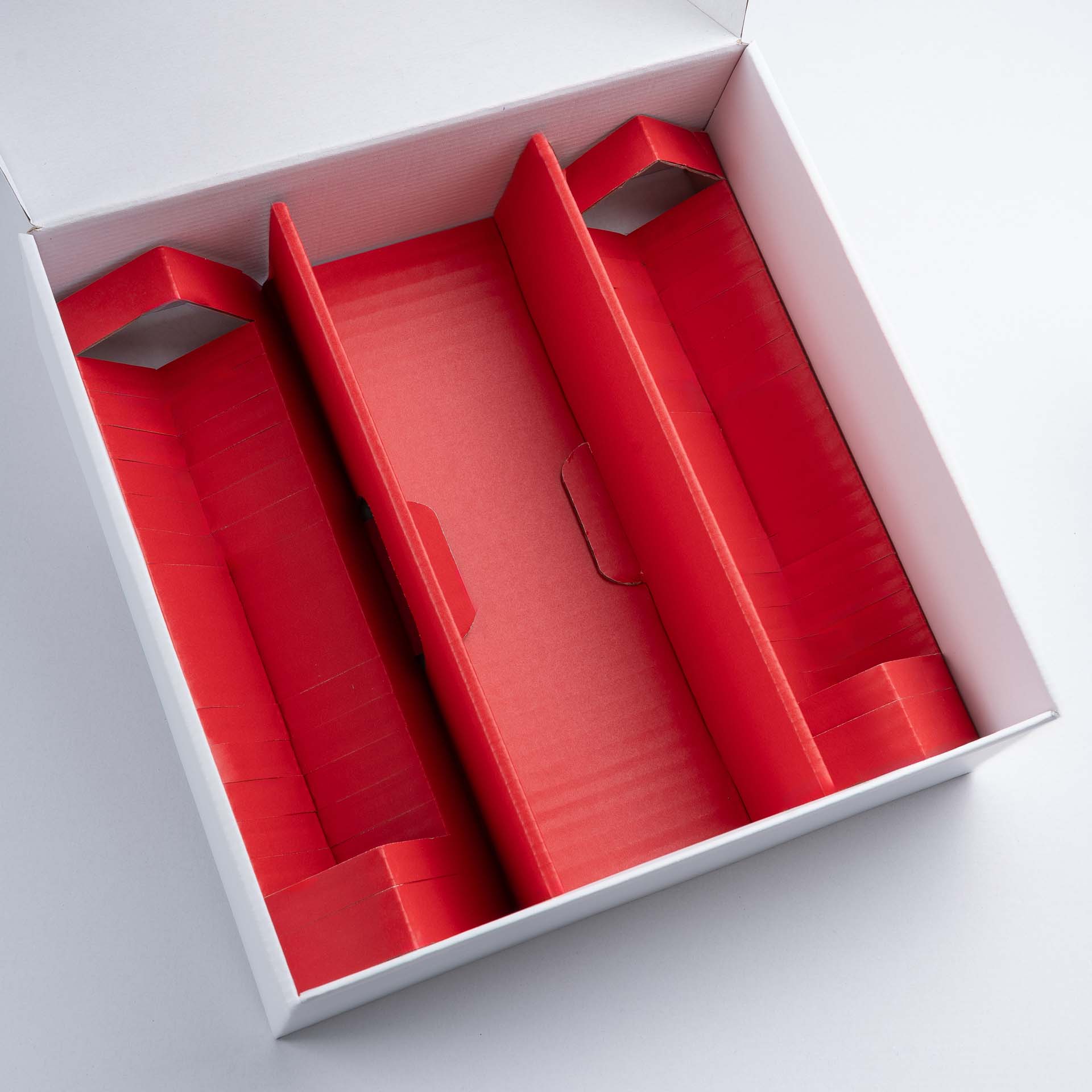 Rote Einlage in einer weißen Geschenkbox groß