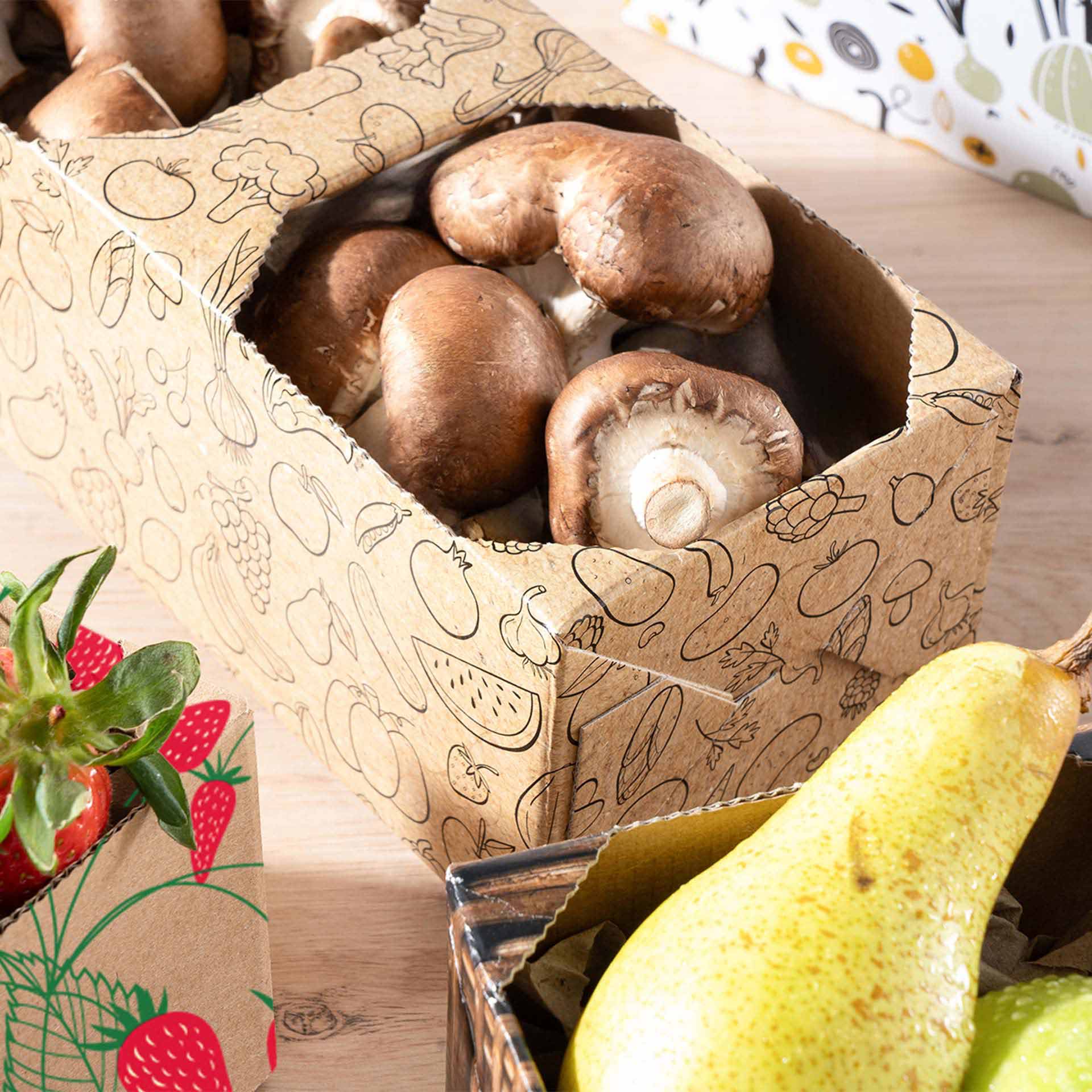 Verschiedene Obstkörbe gefüllt mit Champignons und Birnen