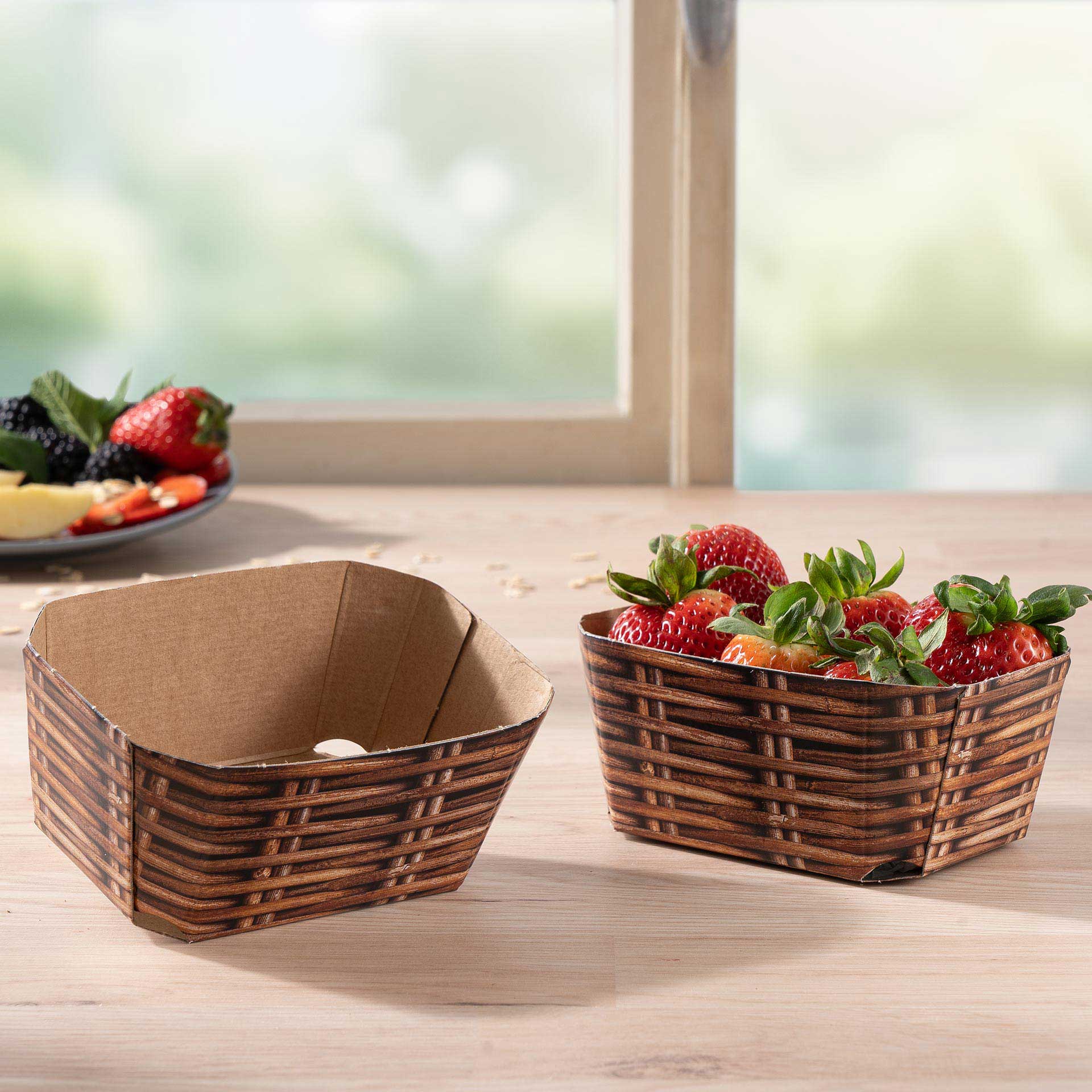 Zwei Beerenschalen aus Wellpappe 250g mit Erdbeeren auf einem Tisch