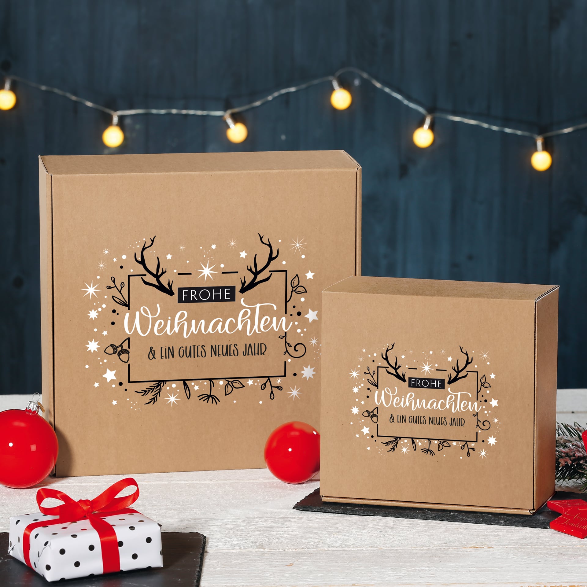 Geschenkboxen Frohe Weihnachten stehend mit Dekoration