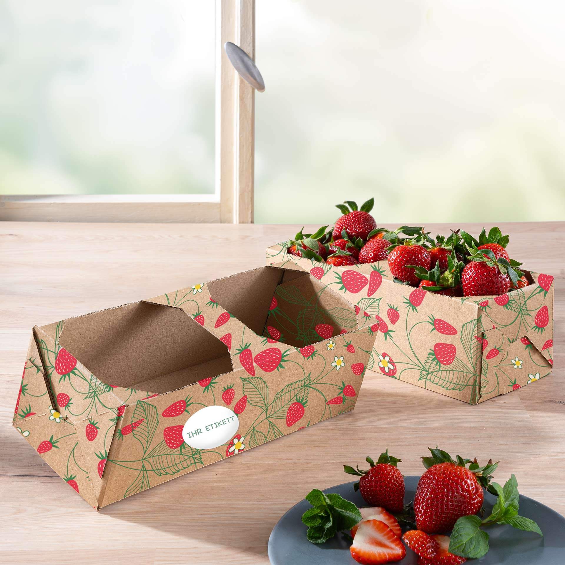 Obstkorb 1kg mit Erdbeerzeit Motiv und personalisierten Etikett