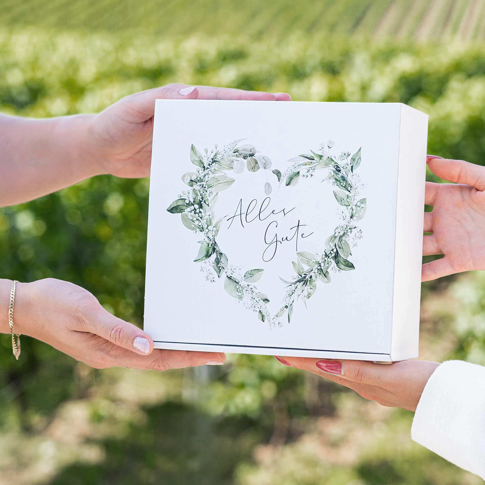 Geschenkbox Alles gute Mittel im Weingut gehalten von zwei Personen