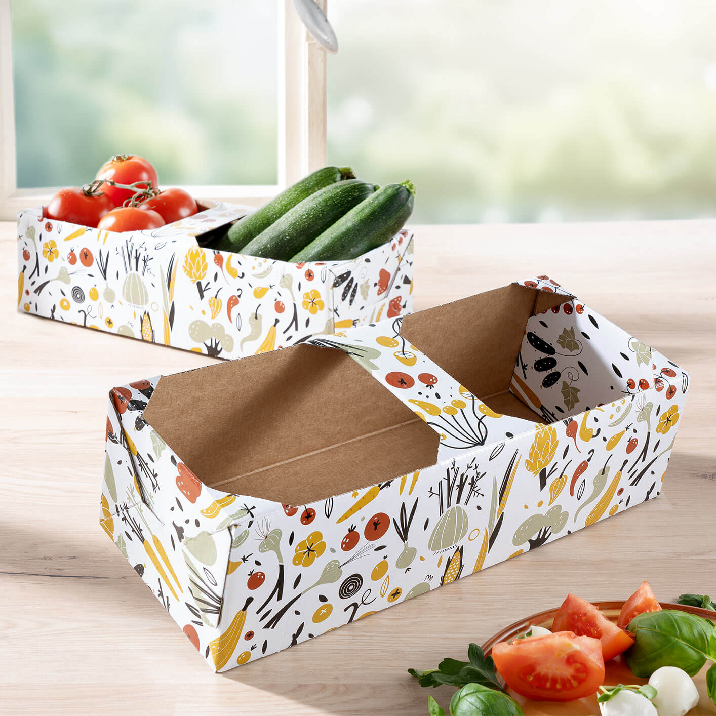 Obstkorb mit dem Motiv Gemüseallerlei im Hintergrund weiterer Obstkorb mit Zucchini und Tomaten