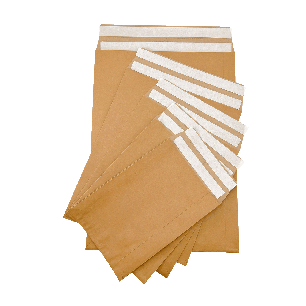 Aufeinander liegende Versandtaschen aus Papier