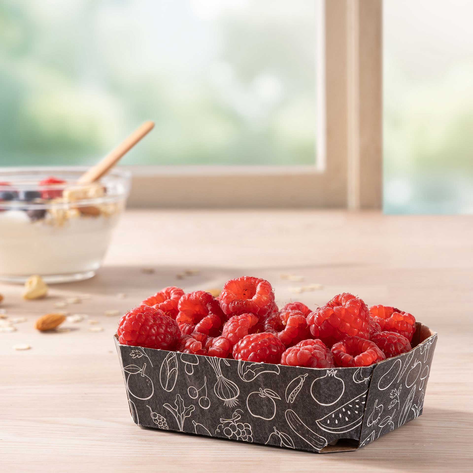 Eine Beerenschale 125g mit Himbeeren auf einem Tisch