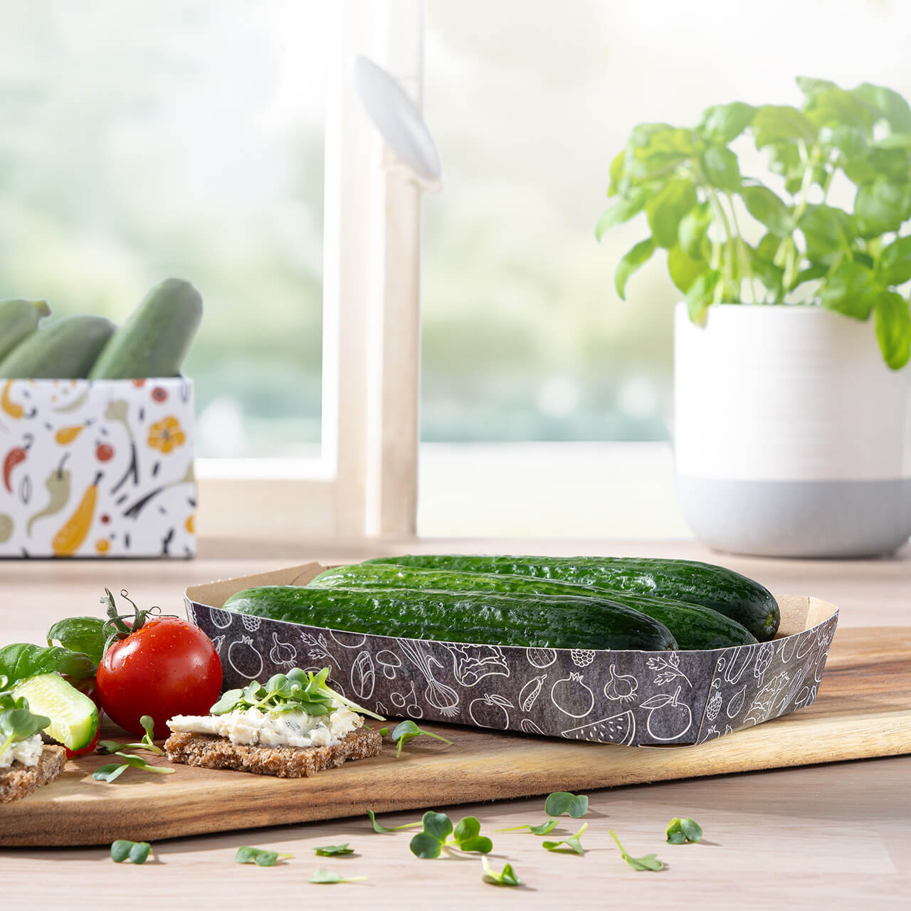 Gemüseschale aus Vollpappe mit Gurken und Frischkäsebrot